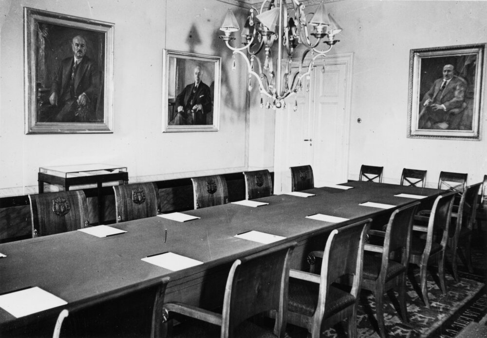 Muotokuvia konsistorin istuntohuoneessa Phoenixissa 1950-luvulla. Turun yliopiston keskusarkisto I Hf:2, 5/2 alakuva.